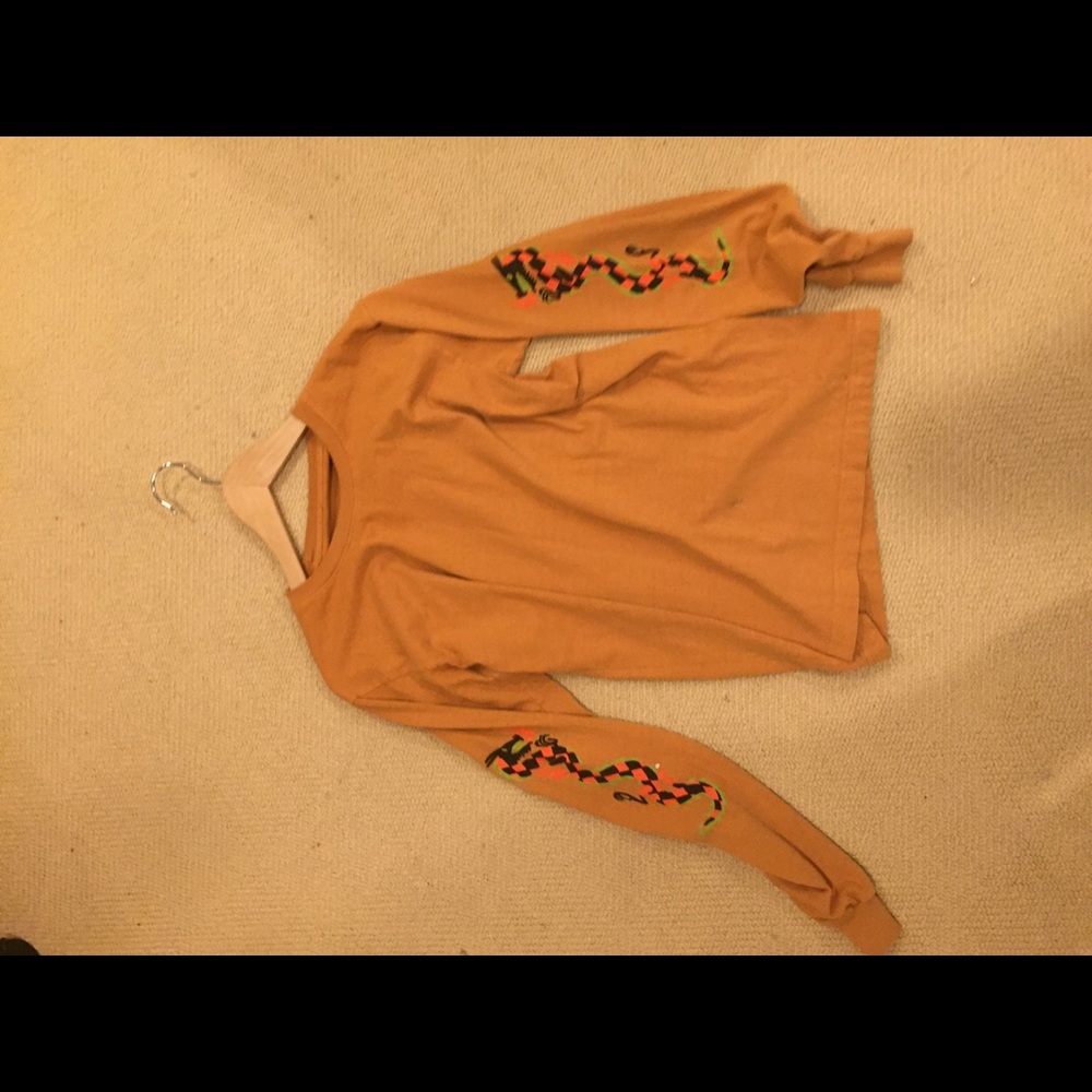 Long sleeve t-shirt with dragons on the sleeves